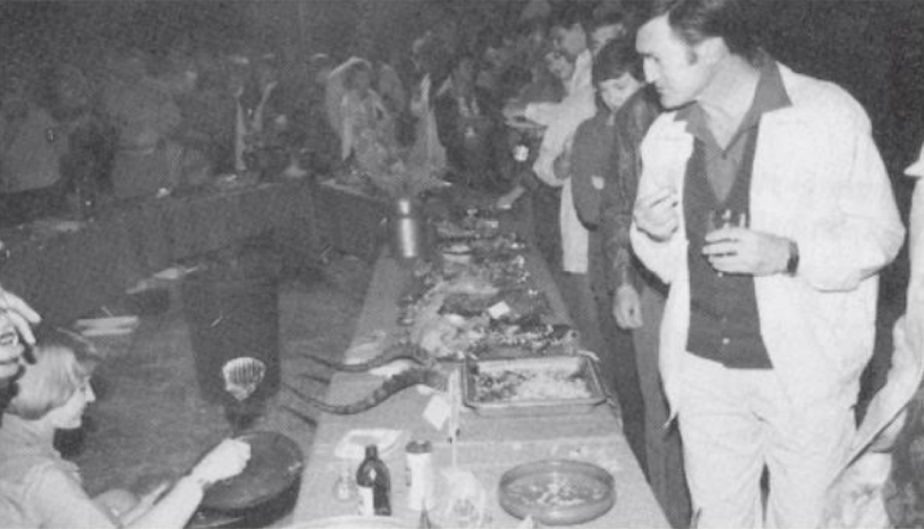 Mnr. Jan Pretorius (hoofseun van 1959) proe aan geregte by die tafel vir eksotiese geregte by die Affie-wildsfees van 1993 Mnr. Jan Pretorius (hoofseun van 1959) proe aan geregte by die tafel vir eksotiese geregte by die Affie-wildsfees van 1993